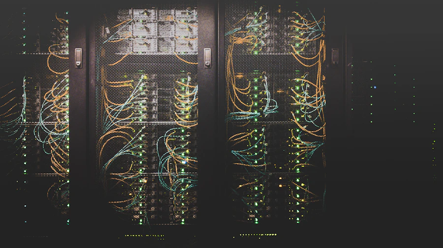 Sala de operações com painéis de monitoramento